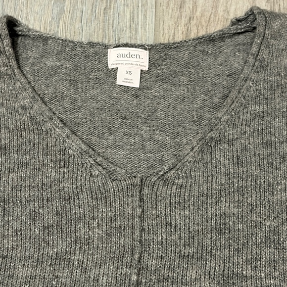 LIKE NEW! Women's Auden Gray V-Neck Sweater - XS - Picture 4 of 12